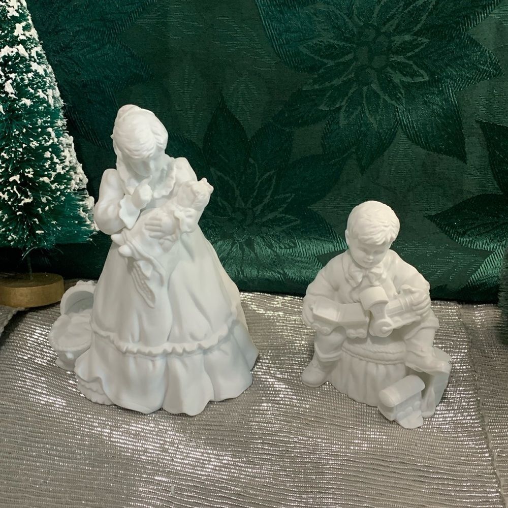 Department‎ 56 Winter Silhouette White
Porcelain Christmas Presents Figure Set